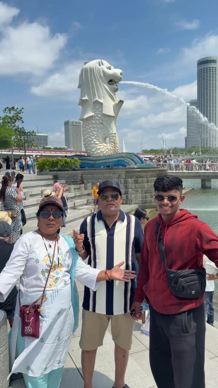 Travellers at the Merlion, Singapore